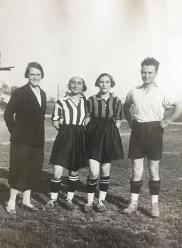 Milano, 1933. La commissaria Giovanna Boccalini Barcellona con le sorelle calciatrici Luisa, Rosetta e l’allenatore Umberto Marrè