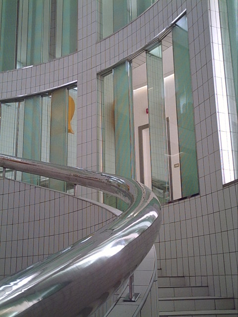 Museo Alternativo Remo Brindisi, progettato da Nanda Vigo. <br>
Marco Musmeci, <a href=https://creativecommons.org/licenses/by-sa/3.0>CC BY-SA 3.0</a>, via Wikimedia Commons.