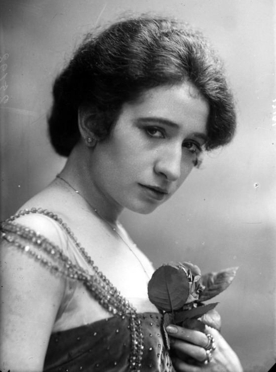 Wanda Capodaglio in un ritratto di Mario Nunes Vais, 1932 circa.