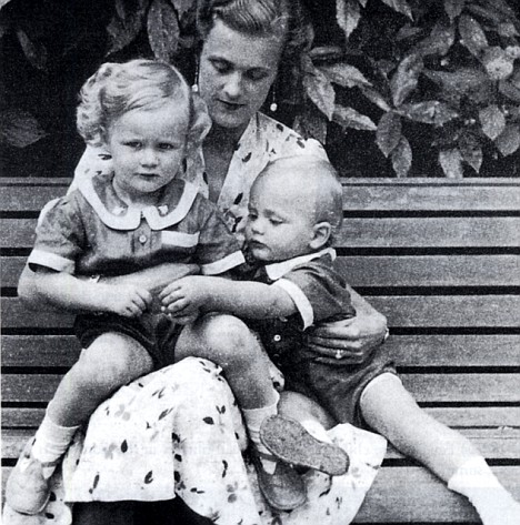 Fey von Hassel con i figli Roberto e e Corrado a Brazza, nel 1943.