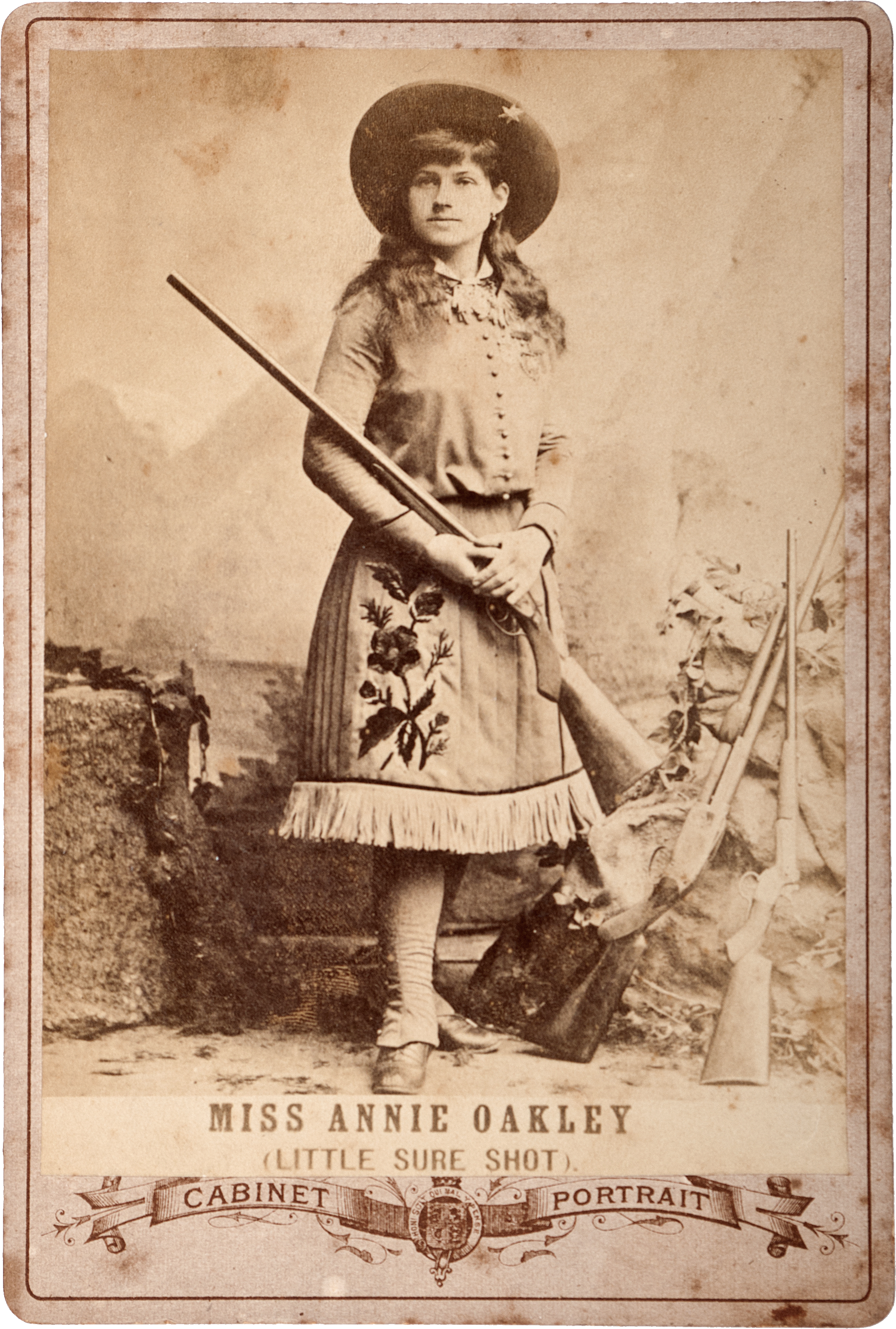 Annie Oakley in posa con un fucile.