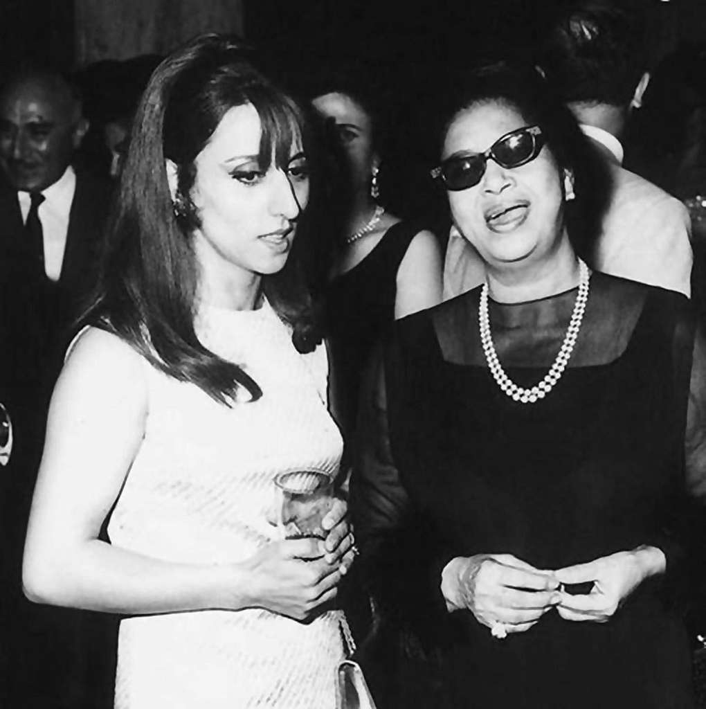 Umm Kulthum (a destra) con la cantante libanese Fairuz a Beirut, 1967.<br> Fonte: <a href=https://picryl.com/media/umm-kulthum-and-fairuz-beirut-1967-2-6f8958>Picryl</a>.