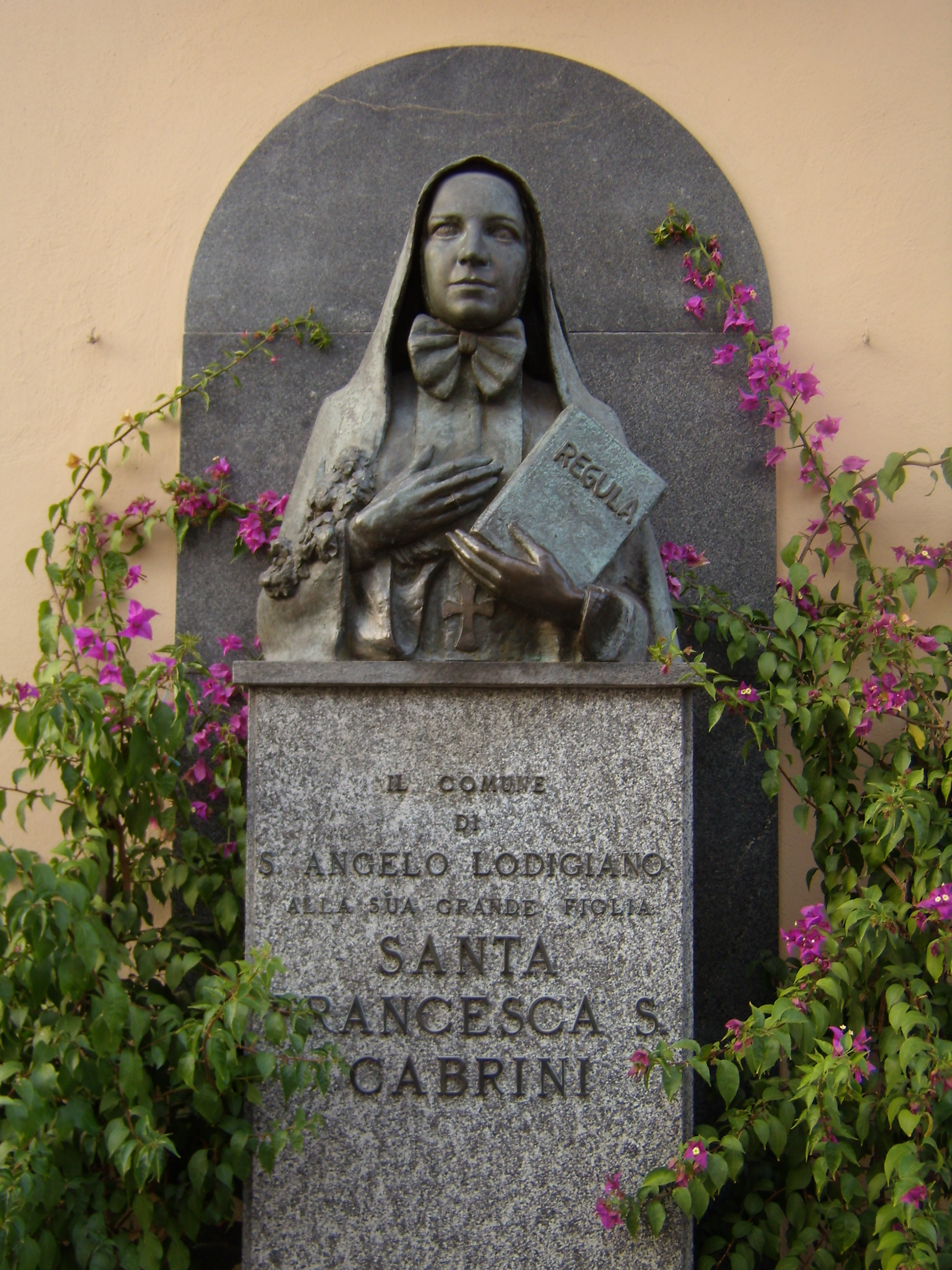 Il monumento a Santa Francesca Saverio Cabrini posto davanti alla sua casa natale.