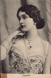  Lina Cavalieri, foto di 
Léopold-Émile Reutlinger.
