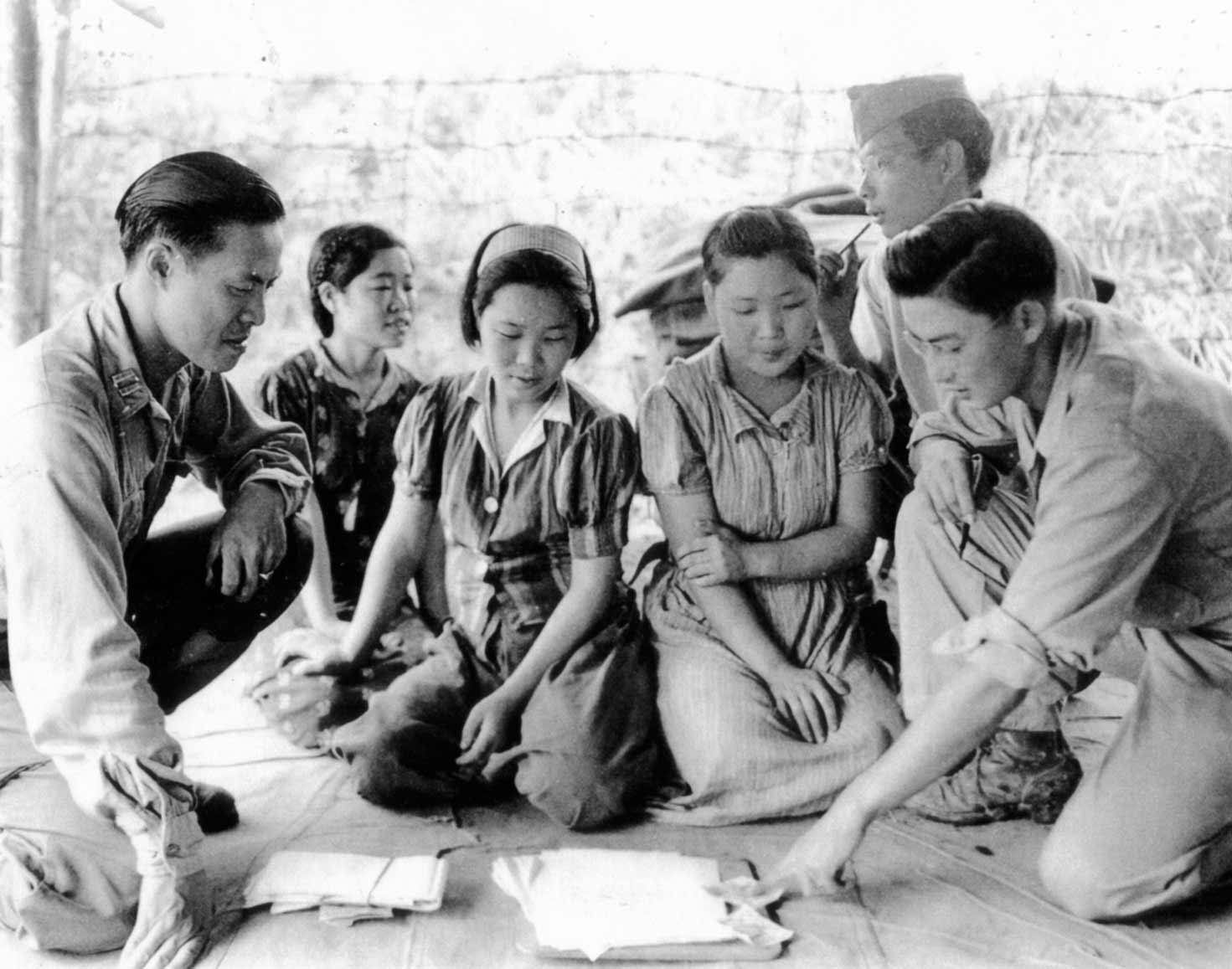 Donne di conforto coreane interrogate dall'esercito americano, agosto 1944.