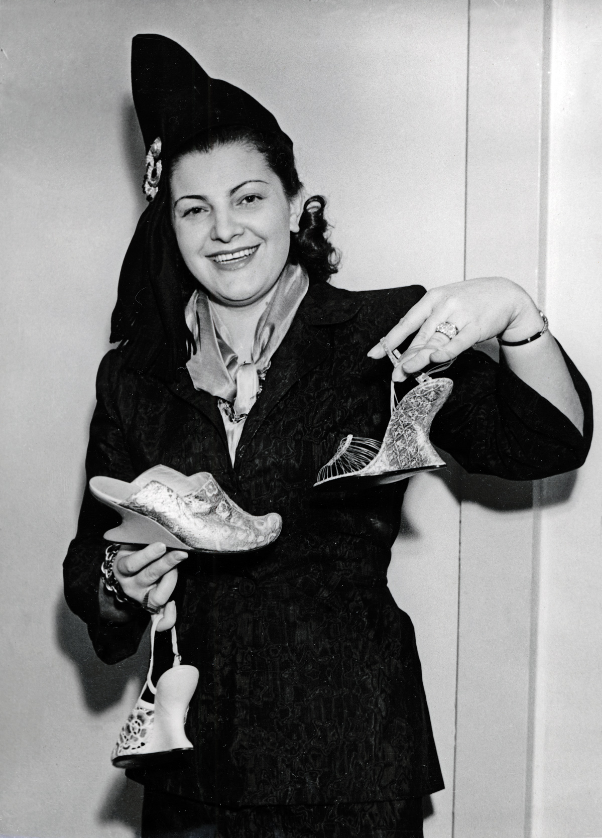 Wanda mostra alcuni modelli di scarpe Ferragamo con il famoso tacco a ‘F’, 1947, Museo Salvatore Ferragamo, Firenze