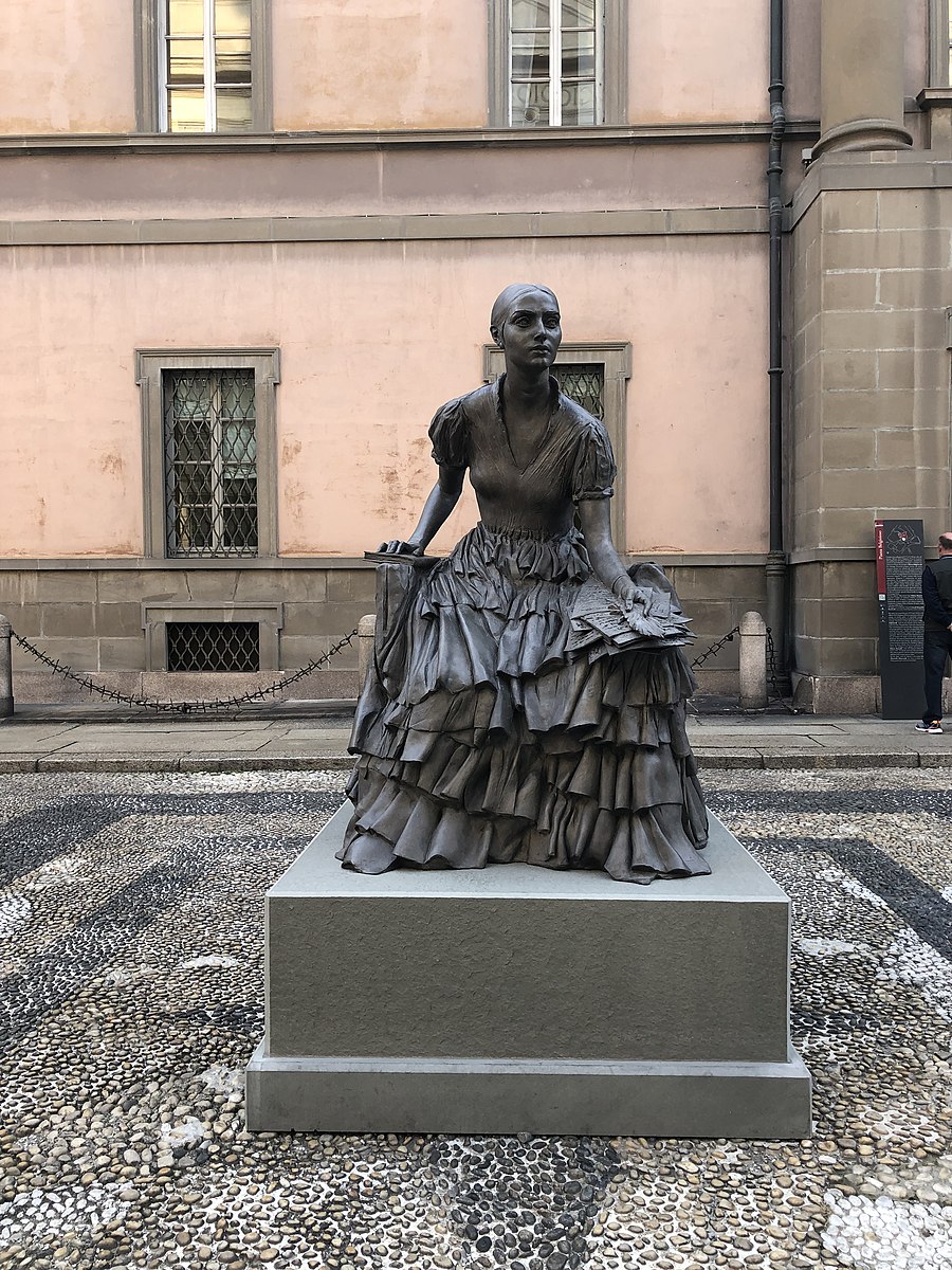 Vista frontale del monumento a Cristina Trivulzio di Belgiojoso, opera di Giuseppe Bergomi, in piazzetta Belgioioso a Milano.