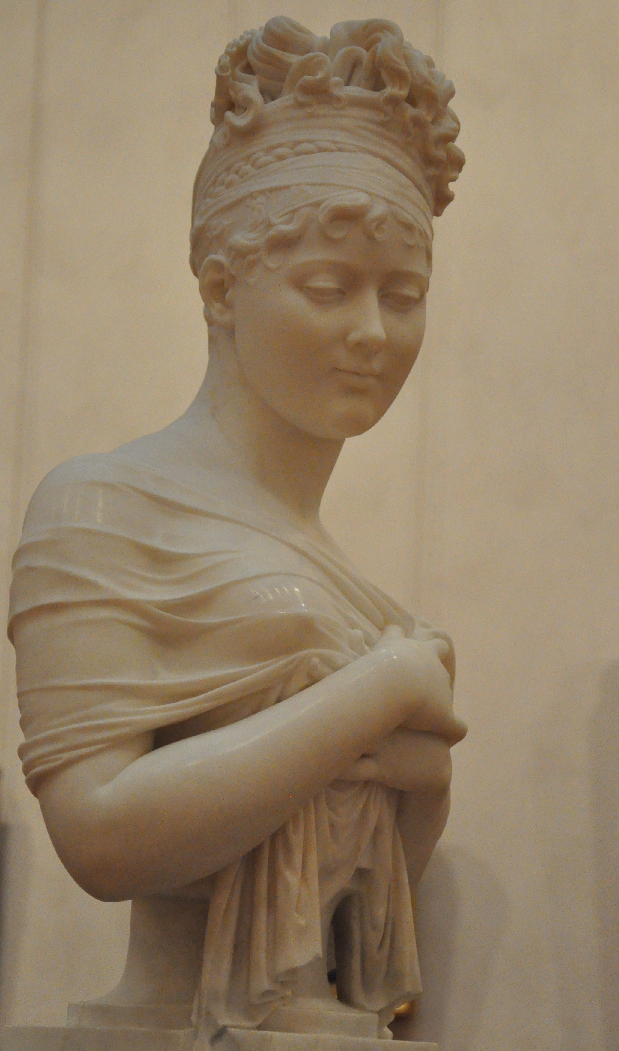 Joseph Chinard, <em>Juliette Récamier</em>, busto in marmo, 1805-1806, Lione, Musée des Beaux Arts.<br>
Immagine in pubblico dominio, <a href=https://creativecommons.org/licenses/by-sa/3.0/>CC BY-SA 3.0</a>. Fonte: <a href=https://commons.wikimedia.org/wiki/File:Bust_of_Juliette_R%C3%A9camier.jpg>Wikimedia Commons</a>.