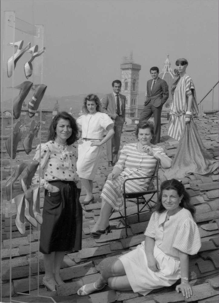 La famiglia Ferragamo sul tetto di Palazzo Spini Feroni, 1983. Da sinistra verso destra: Fiamma, Wanda e Fulvia; sul retro: Giovanna, Leonardo, Ferruccio e una modella, Museo Salvatore Ferragamo, Firenze