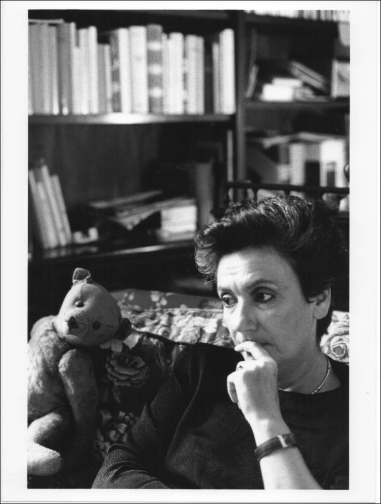 Clara Sereni fotografata in casa sua a Perugia nel1993, con l’orsacchiotto Mischka; foto©vincenzo cottinelli, tutti i diritti riservati www.vincenzocottinelli.it 