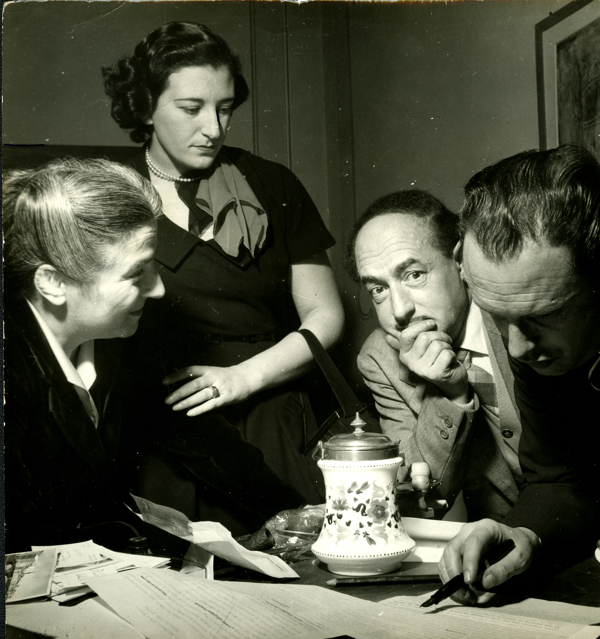 Germana Marucelli, Maria Luisa Spaziani, Salvatore Quasimodo, Vittorio Sereni. La giuria del Premio San Babila al lavoro, Milano, 1948. © Fotografia Patellani (PAT press),  Archivio Germana Marucelli 
