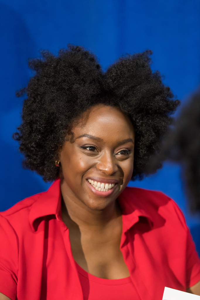 La scrittrice Chimamanda Ngozi Adichie all'evento HCLS Miller Branch.