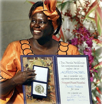 Wangaari Maathai riceve il Premio Nobel per il suo impegno ambientalista con il Green Belt Movement.