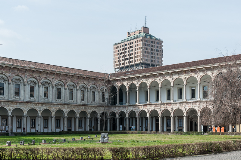 Milano, via Francesco Sforza,  Ca'Granda, già sede dell'Ospedale Maggiore di Milano, oggi Univesità (arch :  Filarete, Guiniforte Solari, Giovanni Antonio Amadeo, Francesco Maria Richini, Liliana Grassi (restauro))
- Cortile centrale, o 