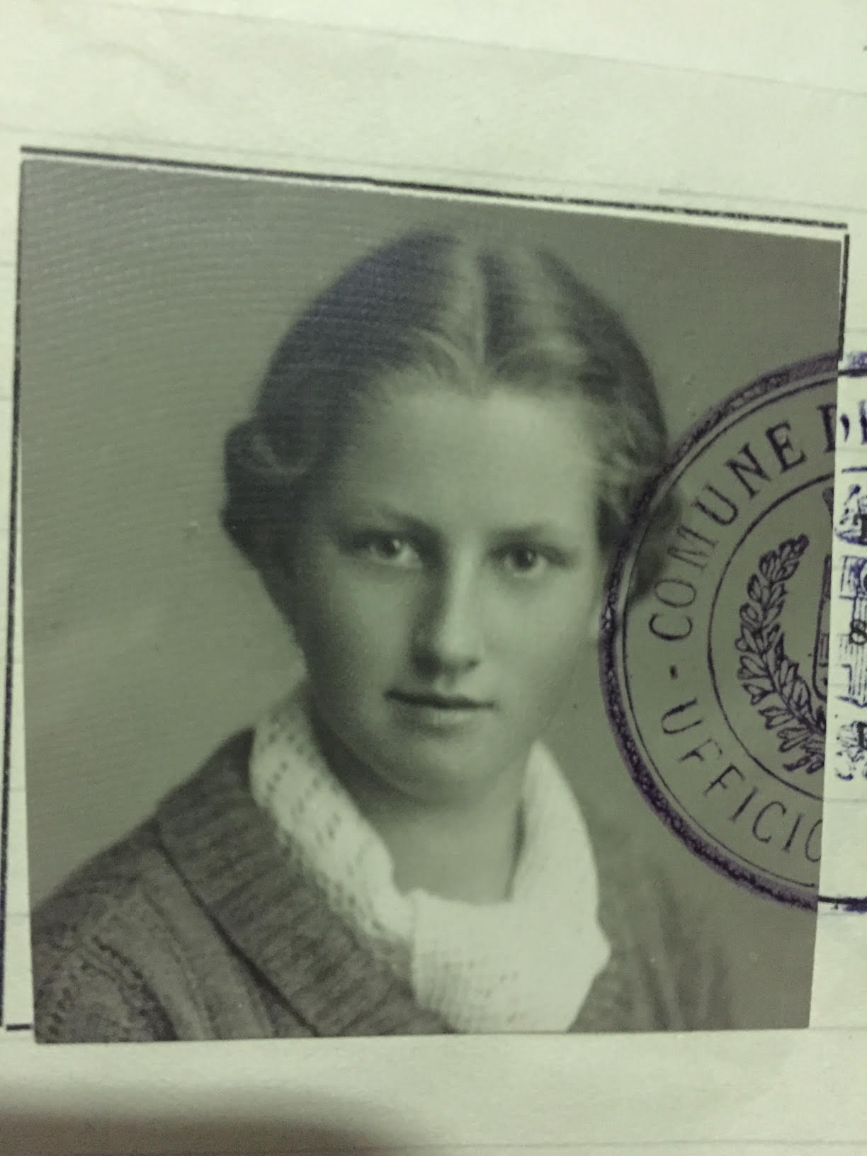 Melita Petris, foto dalla carta d'identità presente nel fascicolo personale studente conservato nell'archivio del Politecnico di Milano.
Politecnico di Milano, Area sistema archivistico e bibliotecario, Archivi Storici, sez. Segreteria, Tit. XIII. Decaduti e cessati, Petris di Plauno, pacco n. 169