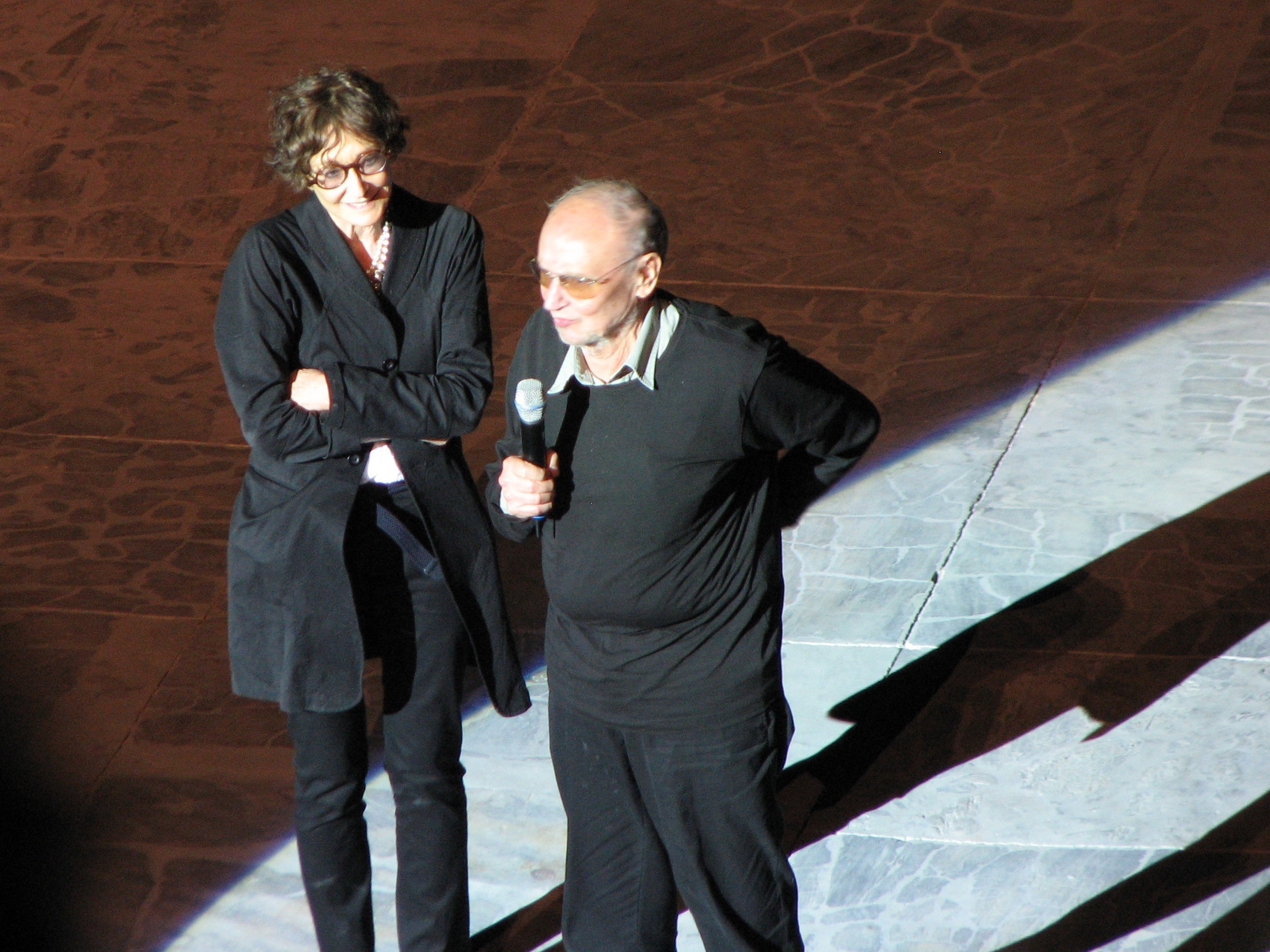 Sarah Moon e Robert Delpire fal estival Les Rencontres de la photographie d'Arles, 2008.