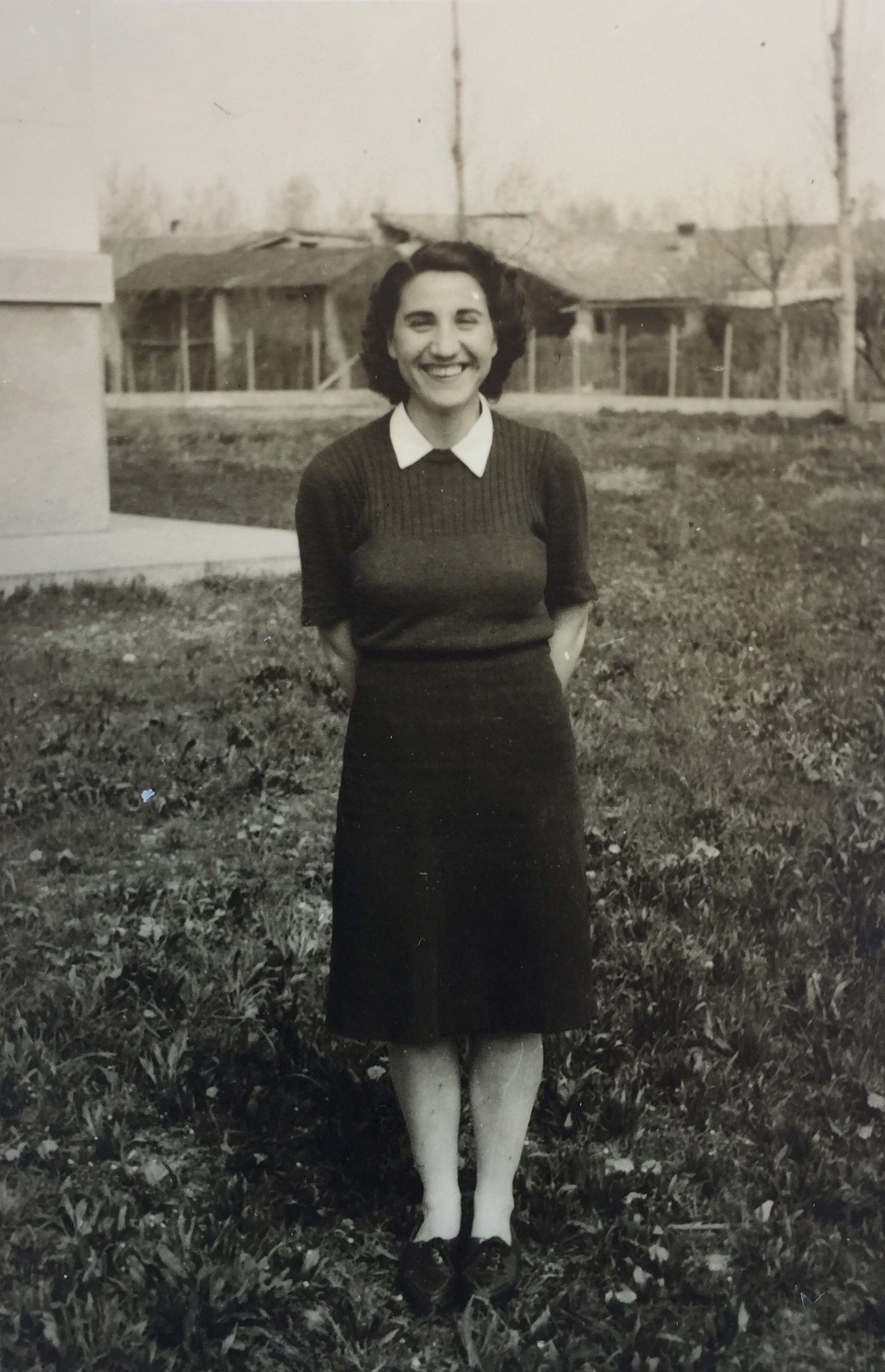 Sfollata a Nosadello (CR), davanti alla scuola della sorella Rosetta, 1943