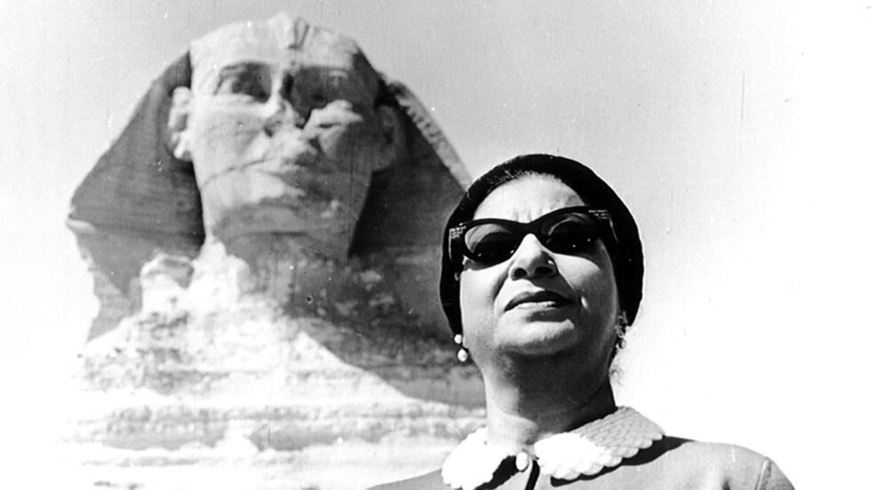 Egitto, 1967, Umm Kulthum di fronte alla Sfinge di Giza. 