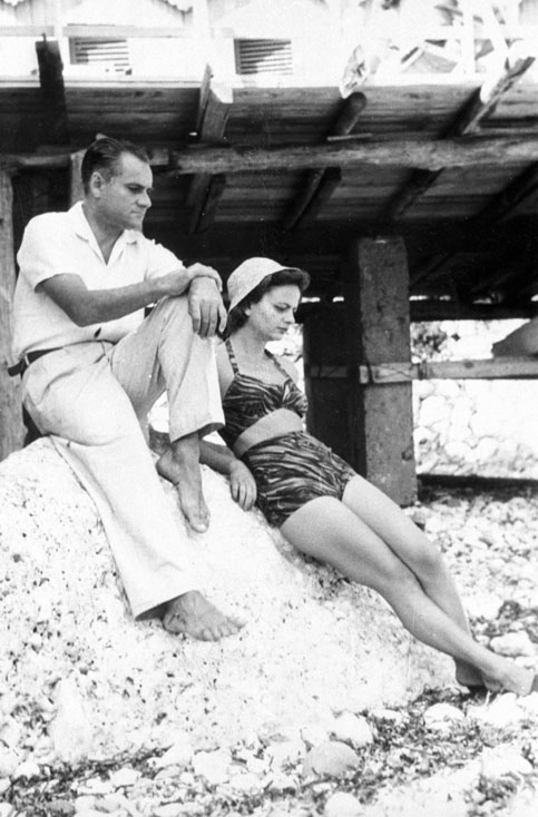  Alberto Moravia ed Elsa Morante a Capri negli anni quaranta.
	