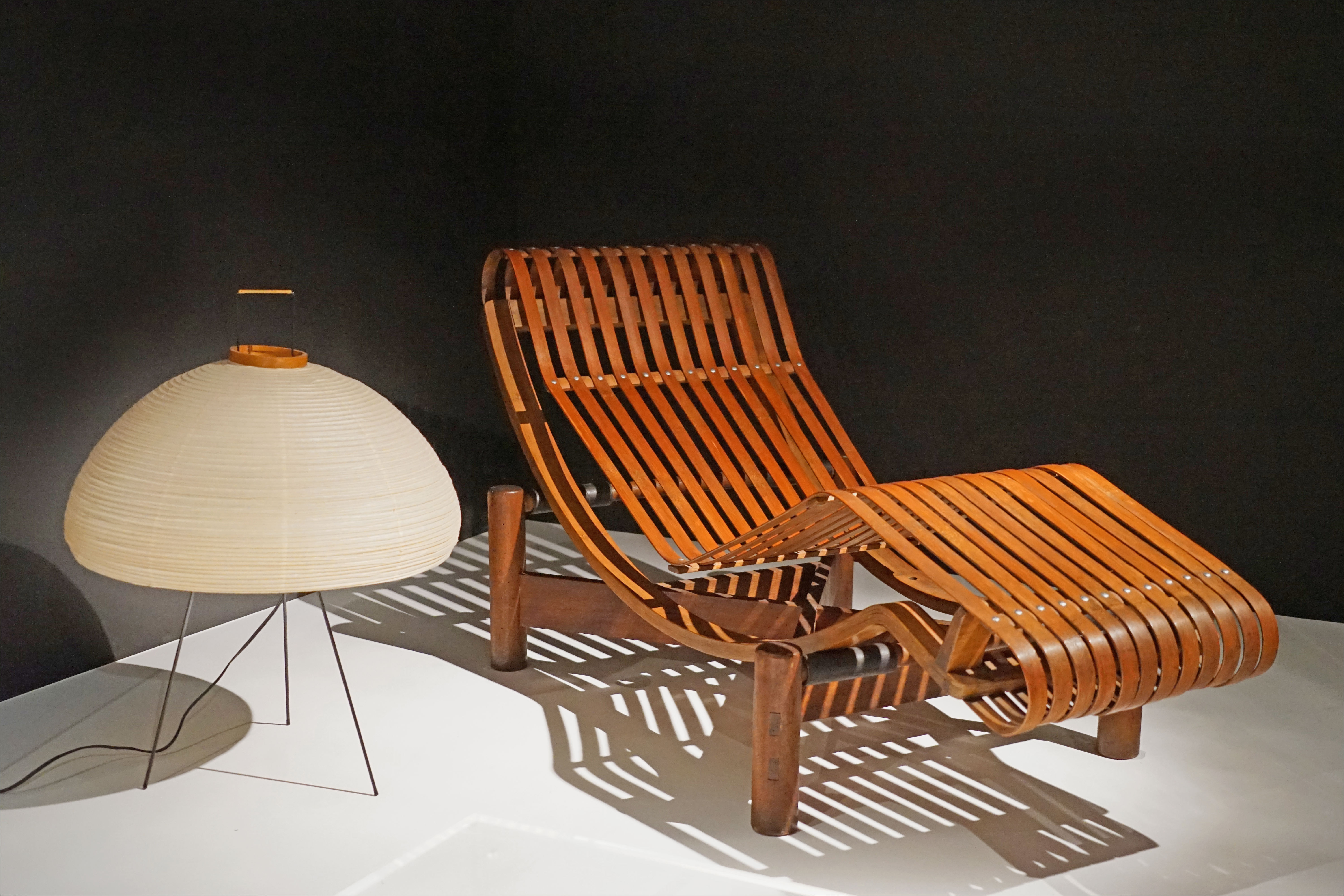 Chaise longue basculante (detta Tokyo) di Charlotte Perriand, 1940.