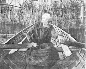  Nunziatina Ricciotti sulla sua barca a remi 
