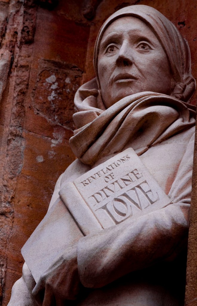 Giuliana di Norwich, statua all'esterno della Cattedrale di Norwich.