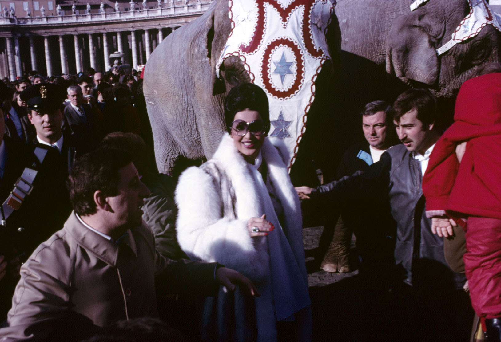 Moira Orfei a San Pietro con gli animali del circo, 1986.