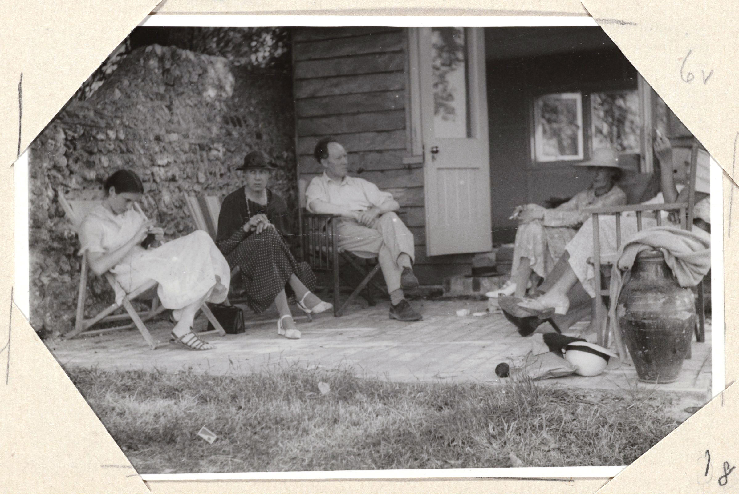 Da sinistra: Angelica Garnett, Vanessa Bell, Clive Bell, Virginia Woolf, John Maynard Keynes e Lydia Lopokova
<br>Harvard Theatre Collection, Public domain, via Wikimedia Commons