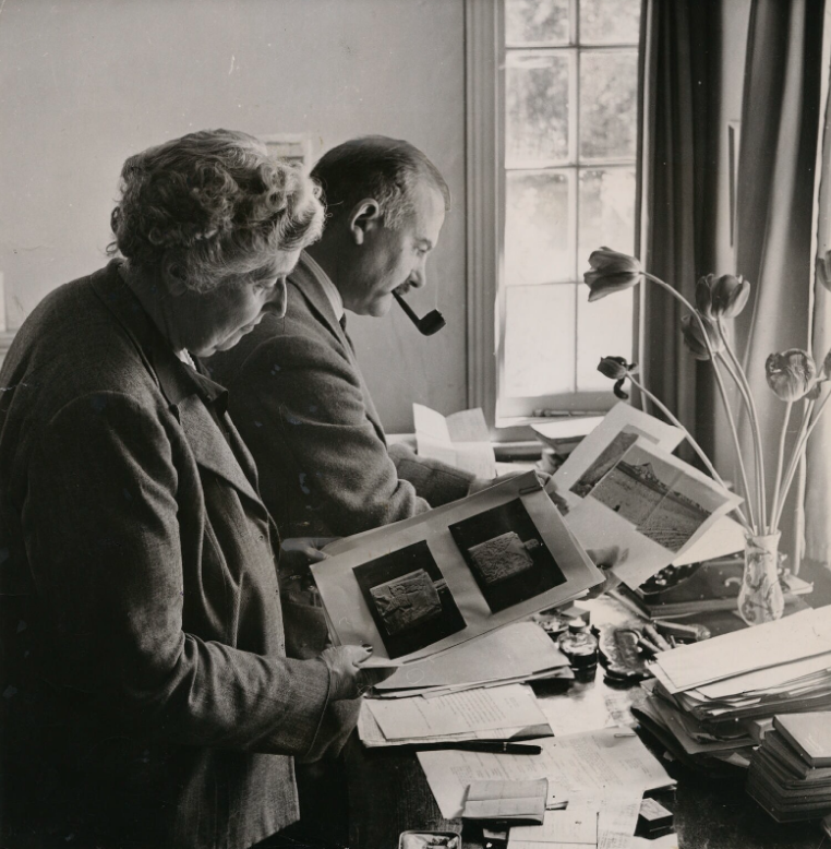 Agatha Christie eMax Mallowan nella loro residenza Winterbrook, 1950.