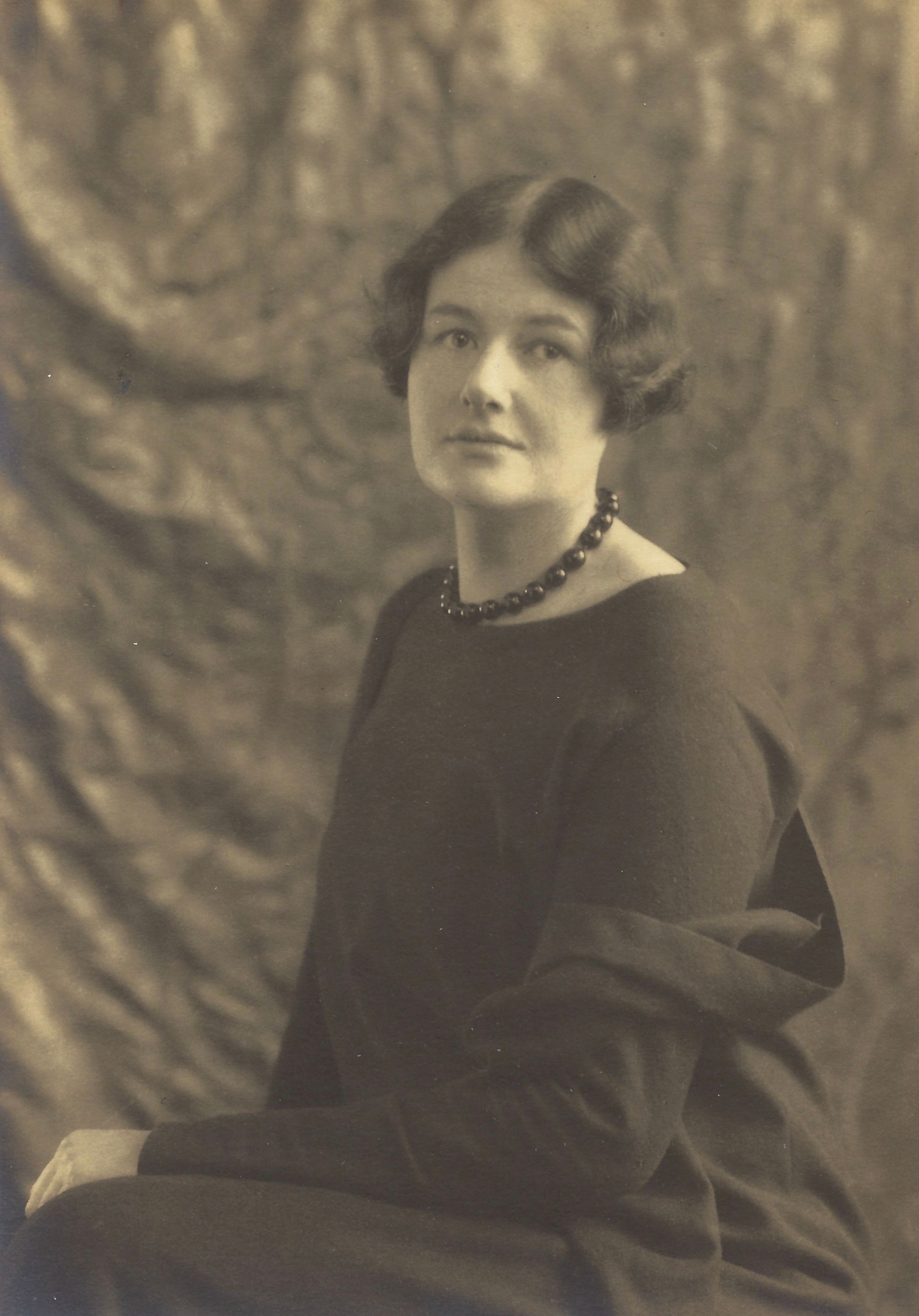 Rebecca Clarke, 1923 circa. <br>
Fonte: <a href=https://commons.wikimedia.org/wiki/File:Rebecca_Clarke_1923.jpg>Wikimedia Commons</a>.