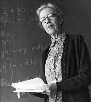 Mary Lucy Cartwrigh. Fonte: <a href=https://mathshistory.st-andrews.ac.uk/Biographies/Cartwright/>MacTutor History of Mathematics Archive</a>.