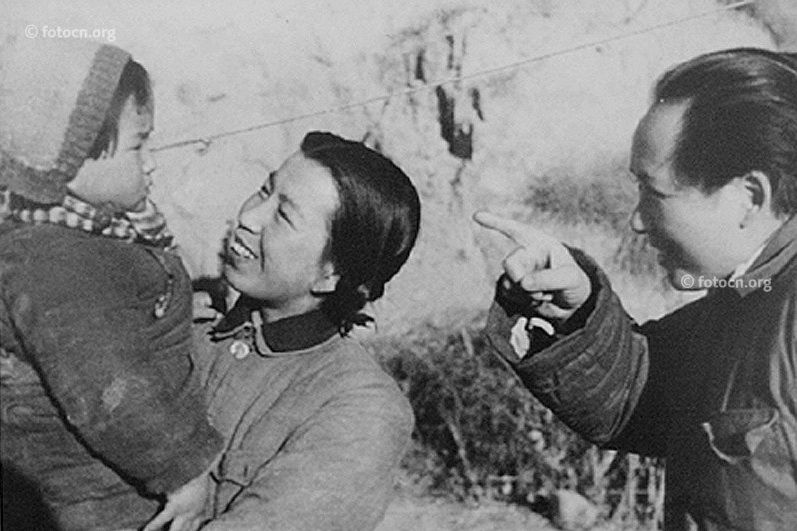 Jiang Qing e Mao a Yan'an nel 1943. Immagine in pubblico dominio, fonte: Wikimedia Commons.