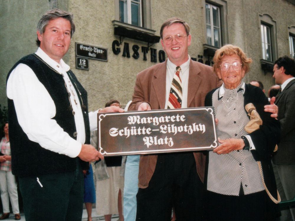  Margarete Schütte-Lihotzky all'inaugurazione della piazza a lei dedicata, a Radstadt, 1997.