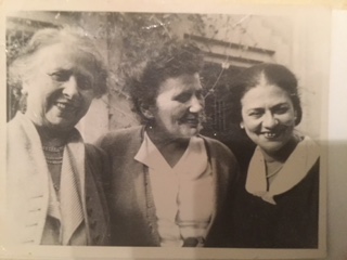 Rina Pincherle Simonetta (a destra in abito nero) con la madre e una parente