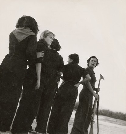 Miliziane della guerra civile spagnola fotografate da Gerda Taro, 1936.