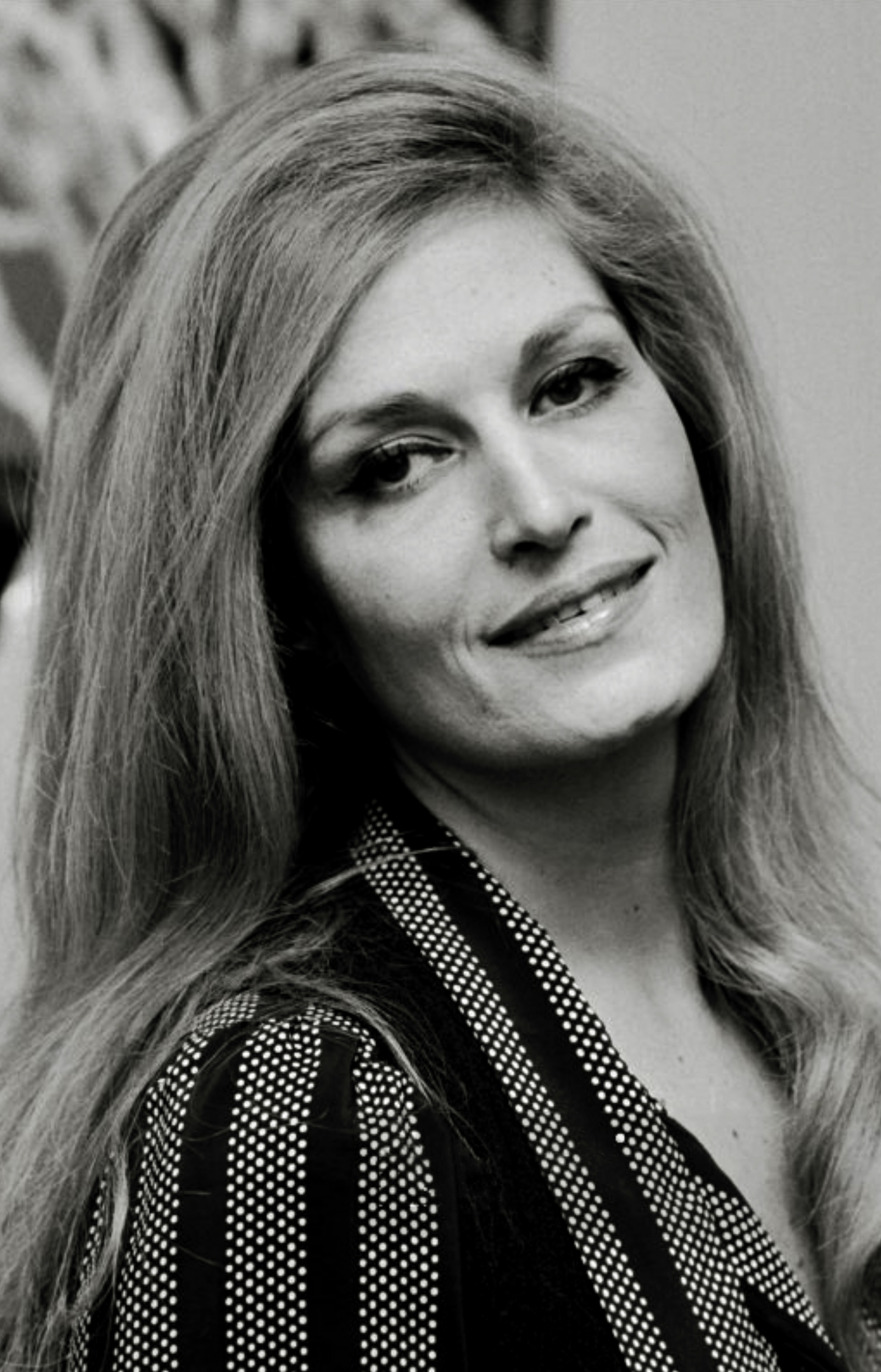 Dalida su un set televisivo RAI nell'aprile 1974. <br>
Immagine in pubblico dominio. Fonte: <a href=https://commons.wikimedia.org/wiki/File:Dalida_1974.jpg>Wikipedia</a>.