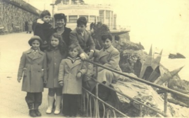 Rina Pincherle Simonetta con i nipoti a Nervi, 1948-49