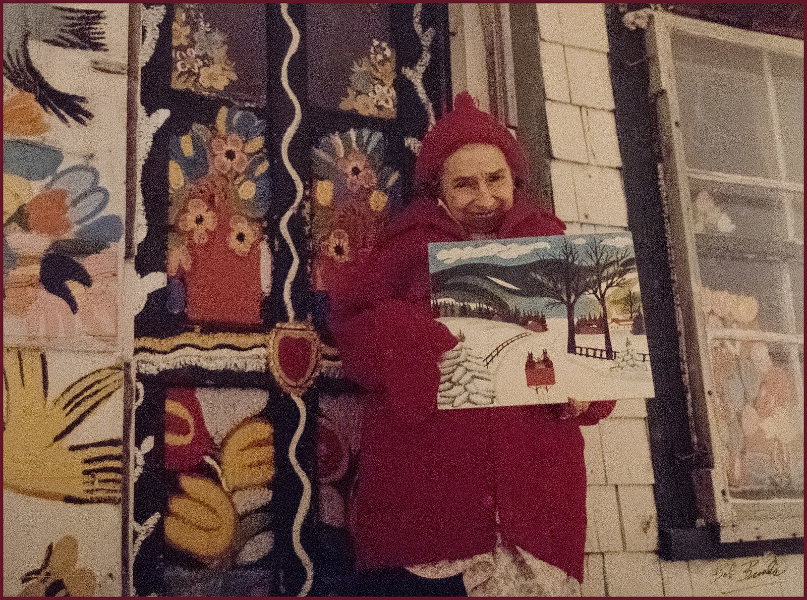 Maud Lewis di fronte a casa sua.