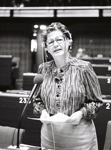 Paola Gaiotti De Biase in seduta al Parlamento Europeo nel 1981.
<br>Immagine in pubblico dominio. Fonte: <a href=https://commons.wikimedia.org/wiki/File:1657780309124_19810400_GAIOTTI_DE_BIASE-2_MOBILE.jpg>Wikimedia Commons</a>.