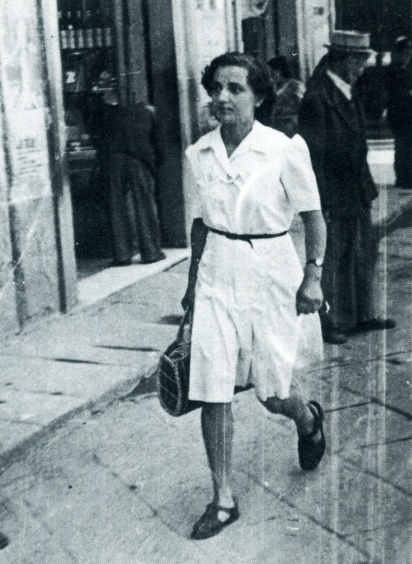 Nara ventenne a passeggio per le strade di Prato. Fonte: volume 