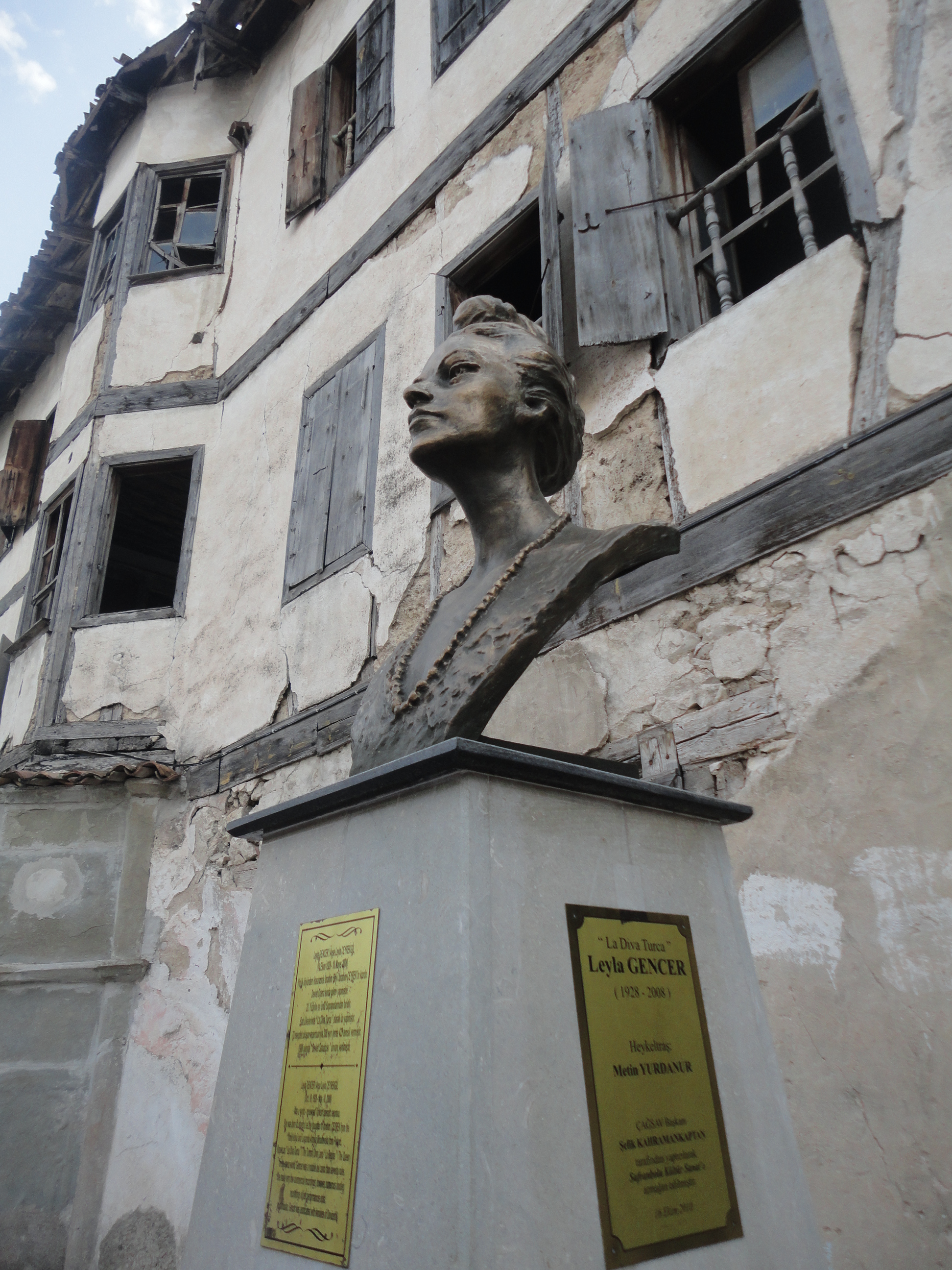 Busto di Leyla Gencer nel villaggio di suo padre, Yörükköy, Safranbolu, Turchia.