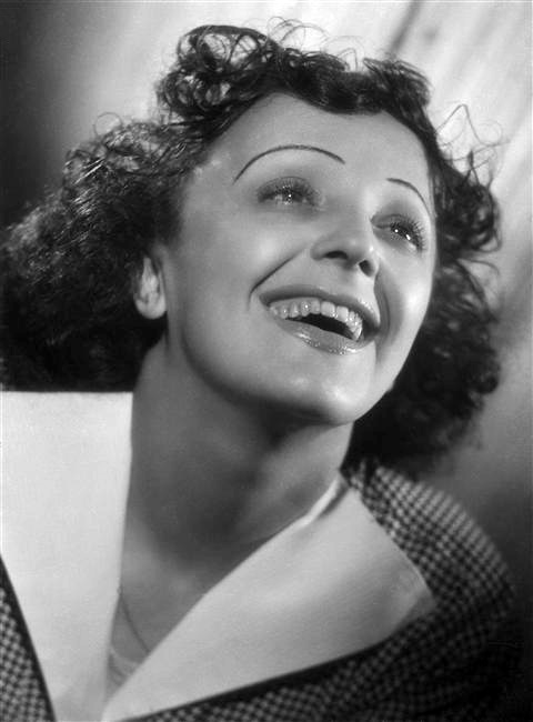 Édith Piaf nel 1946. <br>
Immagine in pubblico dominio. Fonte: <a href=https://commons.wikimedia.org/wiki/File:Piaf_Harcourt_1946_2.jpg>Wikipedia</a>.