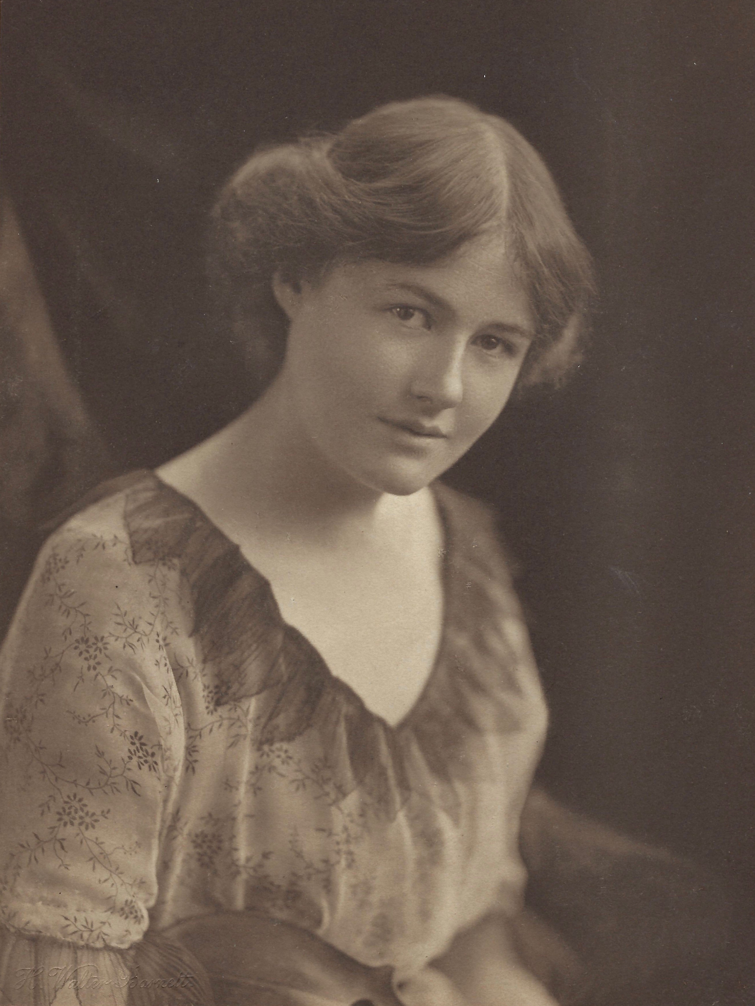 Rebecca Clarke, 1911 circa. <br>
Fonte: <a href=https://commons.wikimedia.org/wiki/File:Rebecca_Clarke_1911.jpg>Wikimedia Commons</a>.