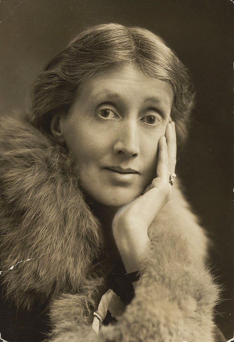 Virginia Woolf, 1927. Foto tratta da uno degli album fotografici personali ritrovti a Monk's House e messi all'asta da Sotheby's nel 1982, si pensa fosse una foto promozionale. Harvard Theater Collection, Houghton Library, Harvard University.