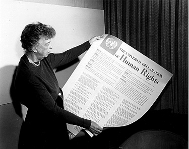   
 Eleanor Roosevelt impugna il manifesto che riporta la Dichiarazione Universale dei Diritti Umani, Lake Success, New York. Novembre 1949.