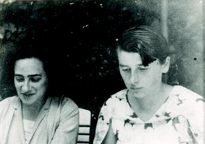 La matematica autriaca Olga Taussky Todd (a sinistra) con Ruth Moufang (a destra). Fotografia del 1932, autore Konrad Jacobs.<br>
Fonte: <a href=https://fr.wikipedia.org/wiki/Fichier:Olga_Taussky_Todd_Ruth_Moufang.jpg>Wikimedia Commons</a>. <a href=https://creativecommons.org/licenses/by-sa/2.5/deed.fr>CC BY-SA 2.5</a>.