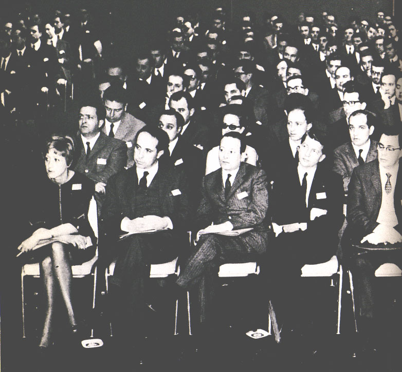  Marisa and gentlemen: Marisa Bellisario partecipa a una riunione dei dirigenti di General Electric (Stati Uniti, fine anni Sessanta) 
