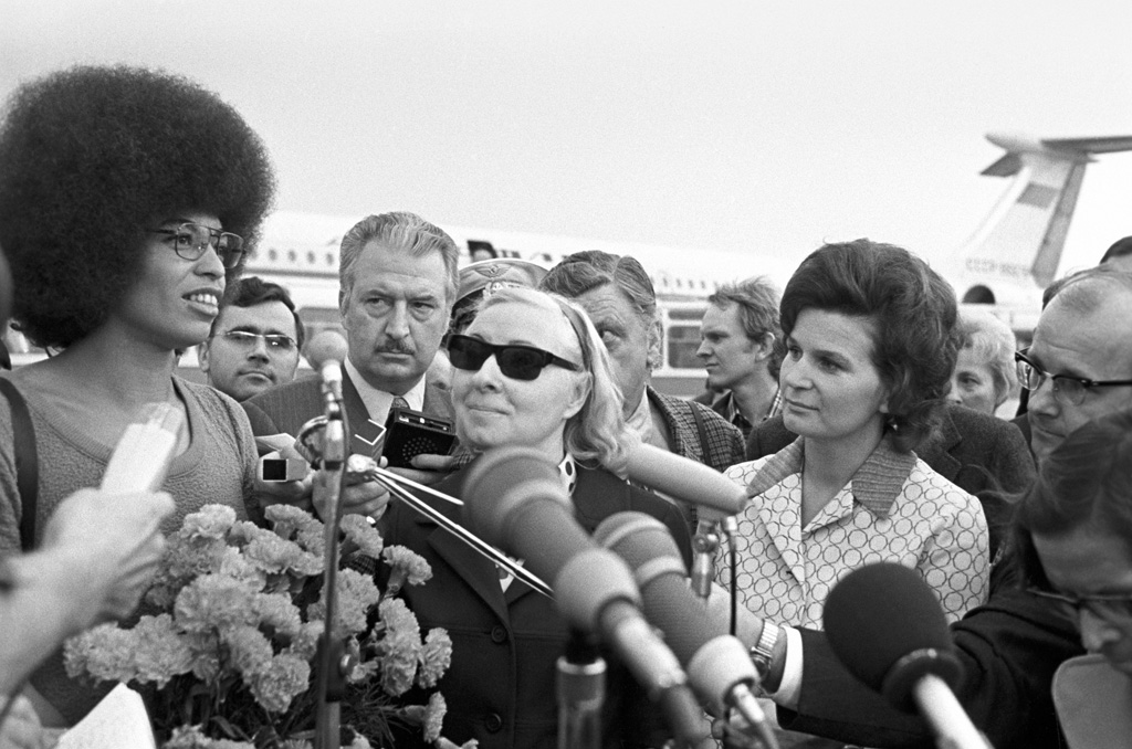 Angela Davis incontra Valentina Tereshkova a Mosca nel 1972.