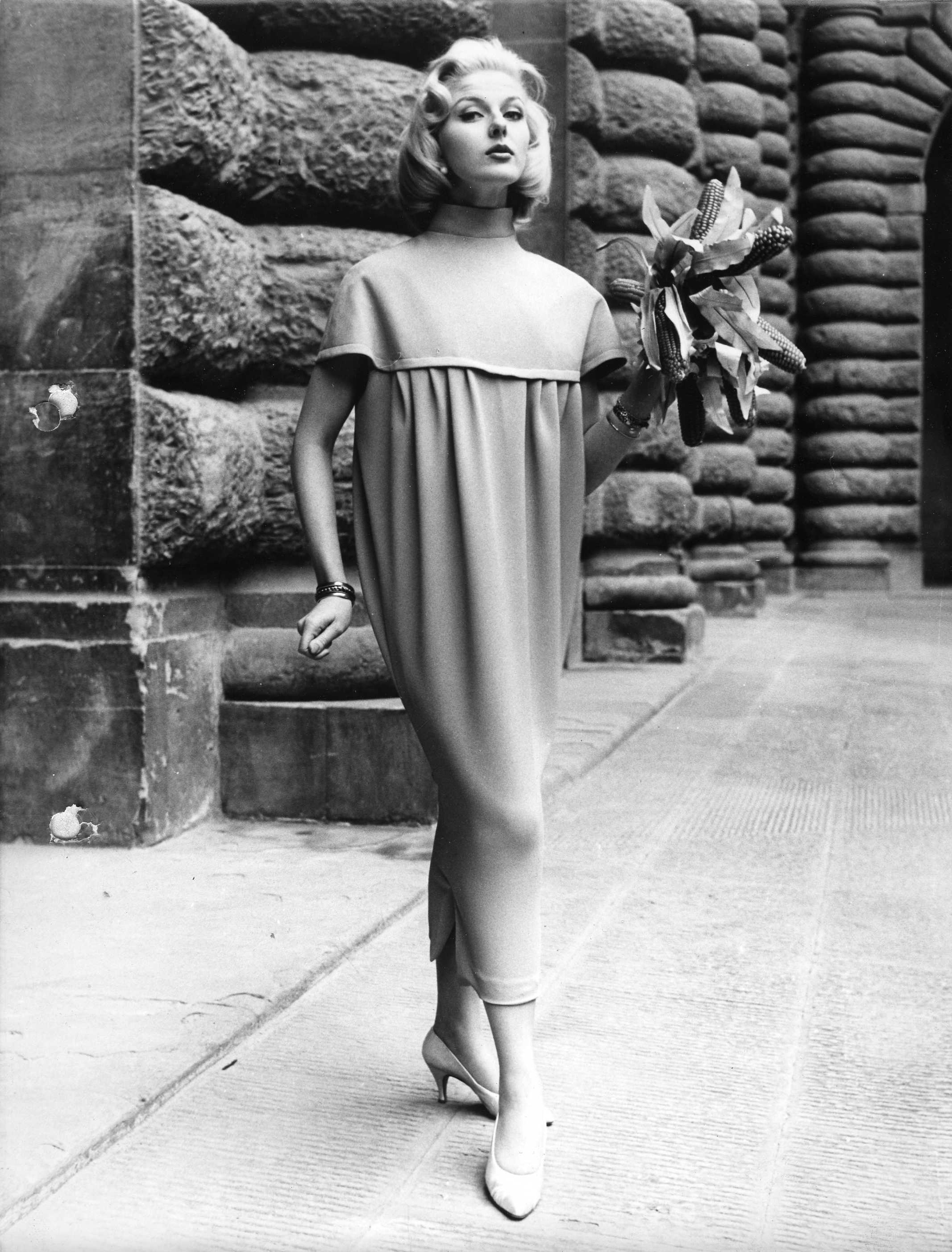 Germana Marucelli, abito da giorno Linea Pannocchia, primavera/estate 1957. © Fotografia J. Dworkine. Archivio Germana Marucelli 