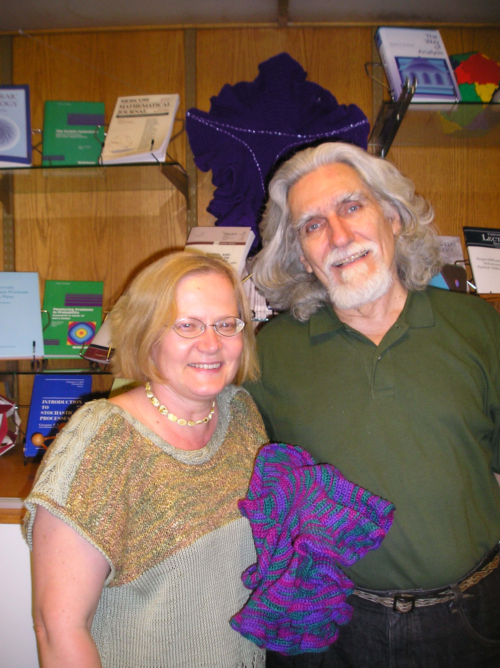 Daina Taimina, con suo marito David W. Henderson e uno dei suoi modelli geometrici all'uncinetto.